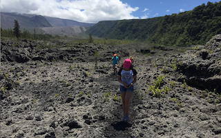 marche sur les coulées de laves, sur le volcan le plus célèbre du trapèze des mascareignes